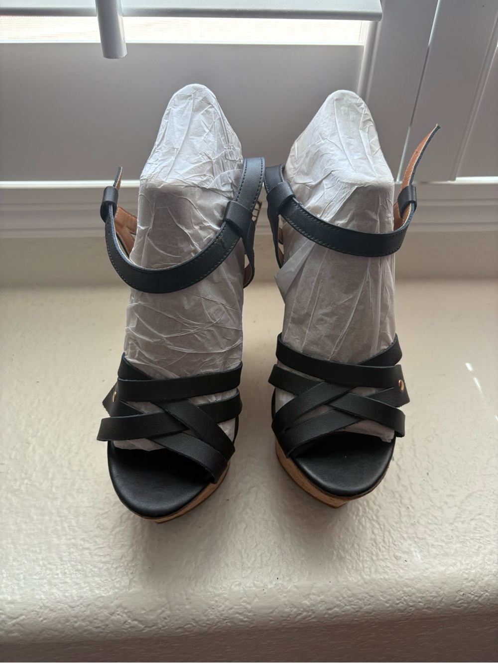 De Blossom Collection 6 inch Black Strappy Wedge Sandals size 8 but fit like 7.5